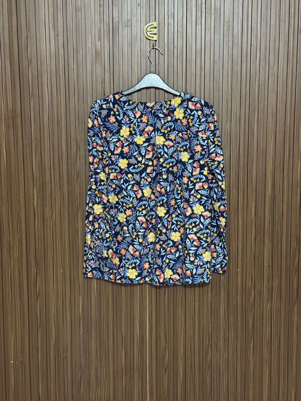 Chest 19 Length 25 Fabric Silk Floral V-Neck Top