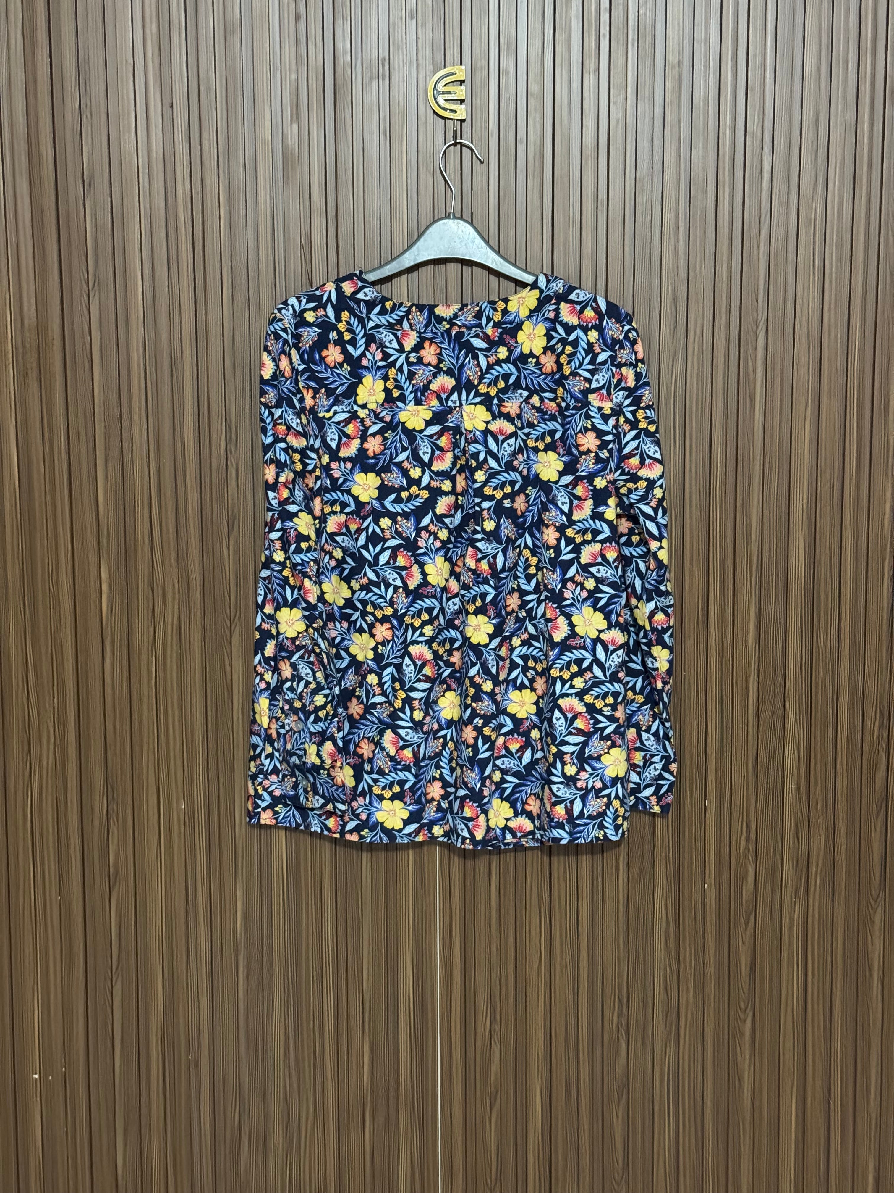 Chest 19 Length 25 Fabric Silk Floral V-Neck Top