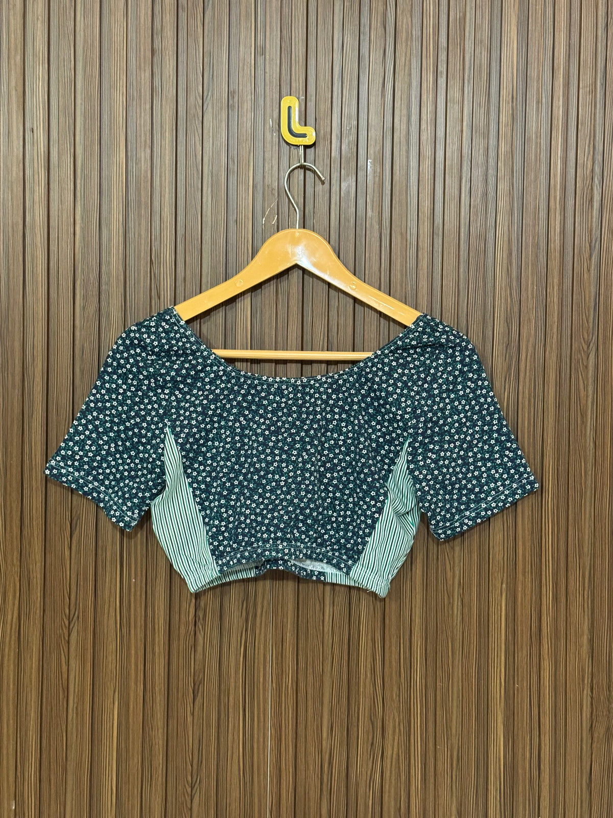 Chest 14 Length 22 Fabric Silk Textured Crop Top